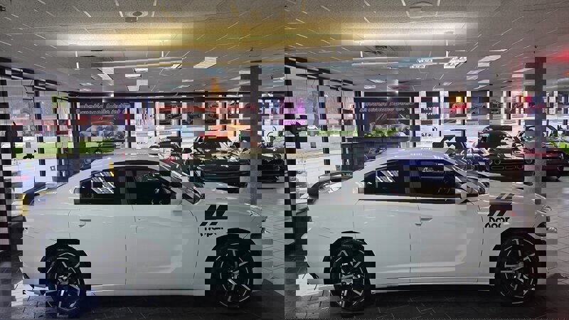 Used 2016 Dodge Charger SE w/ Sport Appearance Group image 5