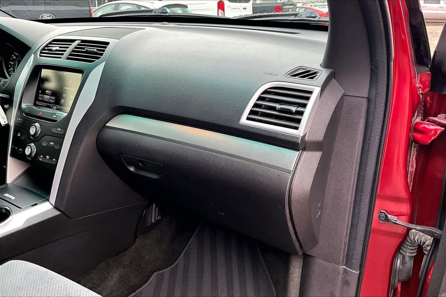 Used 2015 Ford Explorer XLT w/ Equipment Group 202A FWD image 19