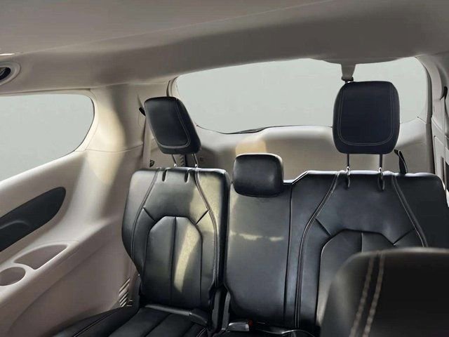 Used 2023 Chrysler Pacifica Touring-L image 13