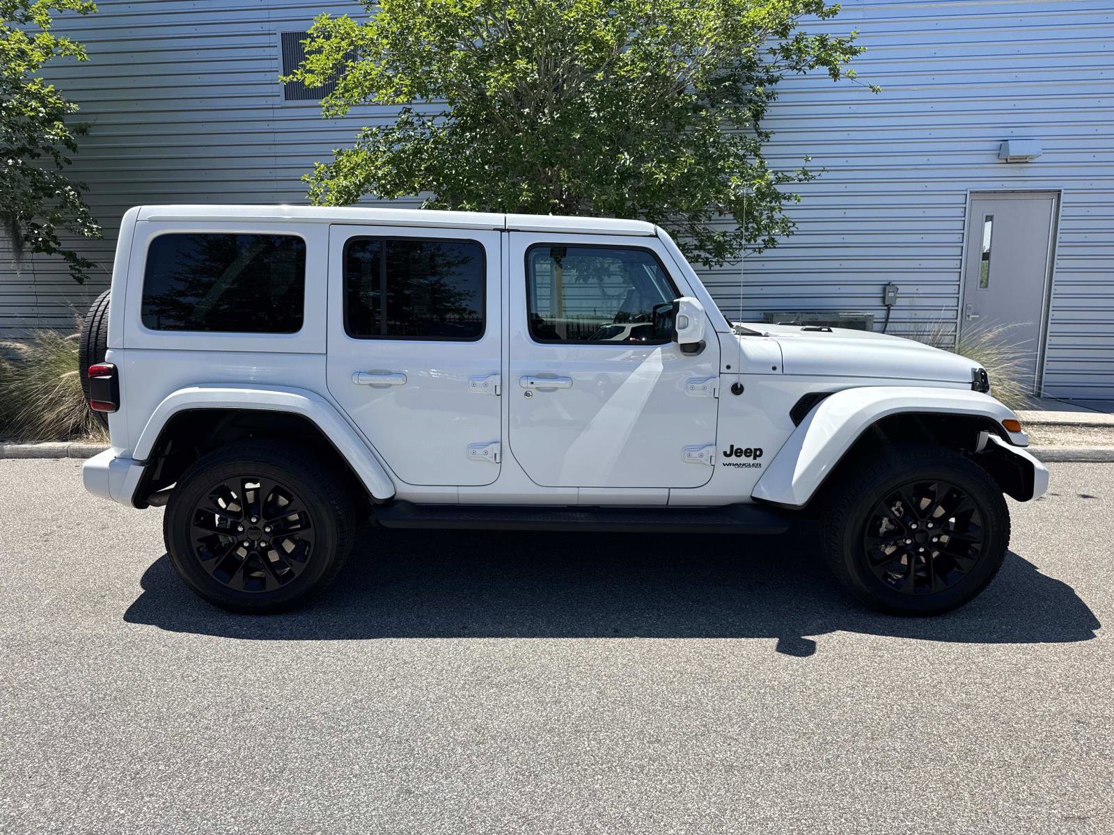 Used 2022 Jeep Wrangler Unlimited Sahara AWD/4WD image 5