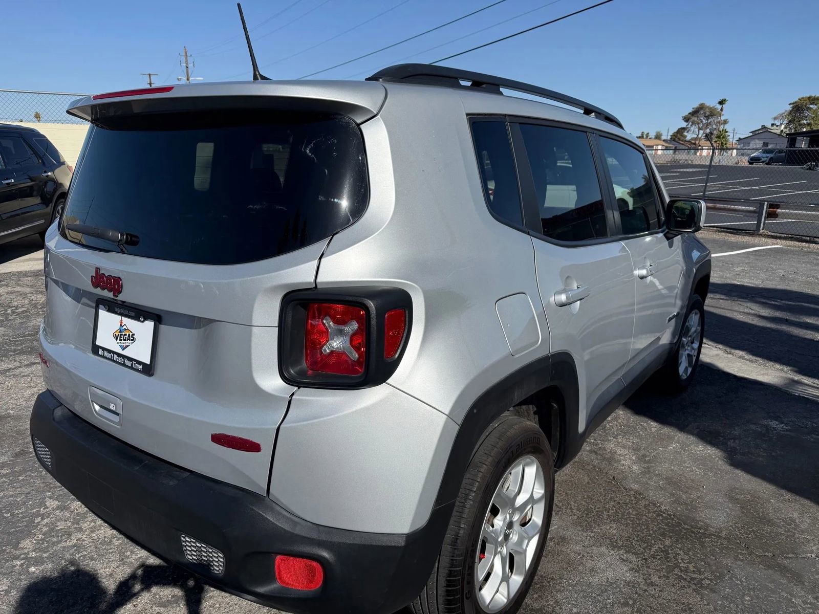 Used 2018 Jeep Renegade Latitude w/ Popular Equipment Group image 6