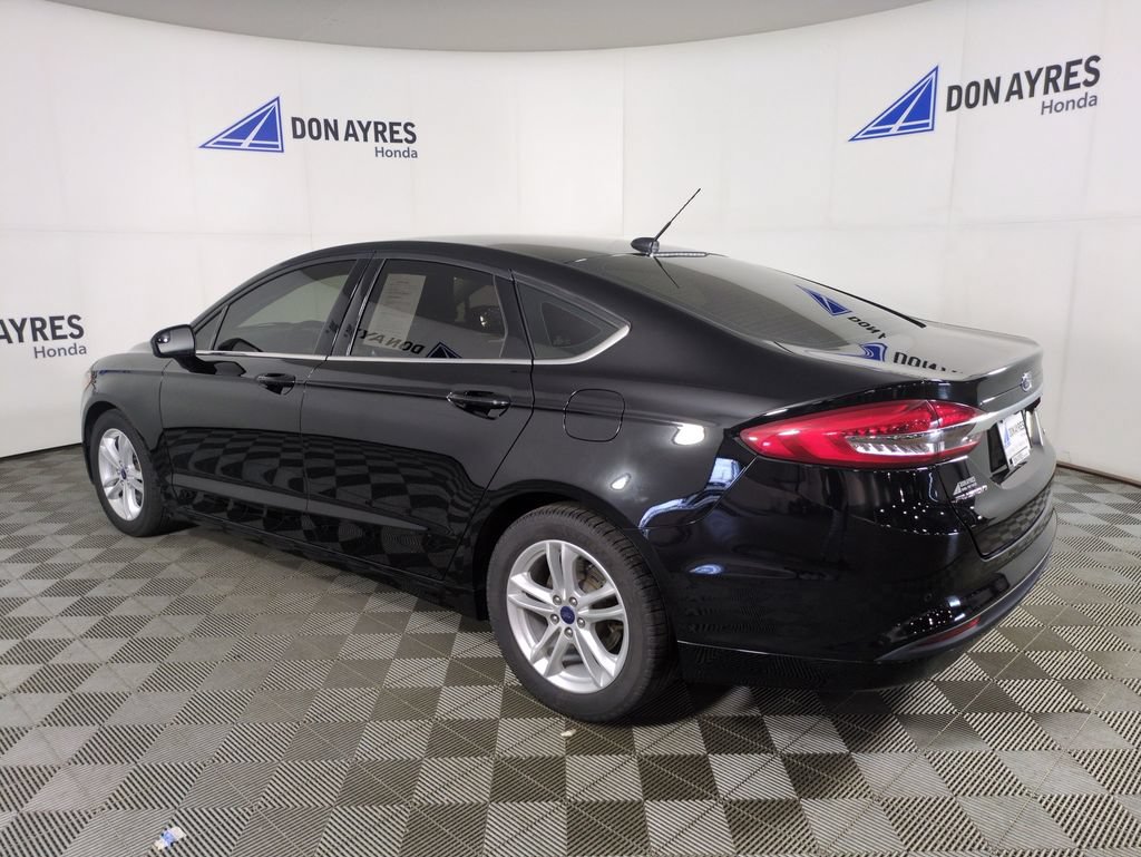 Used 2018 Ford Fusion SE w/ Fusion SE Technology Package FWD image 3