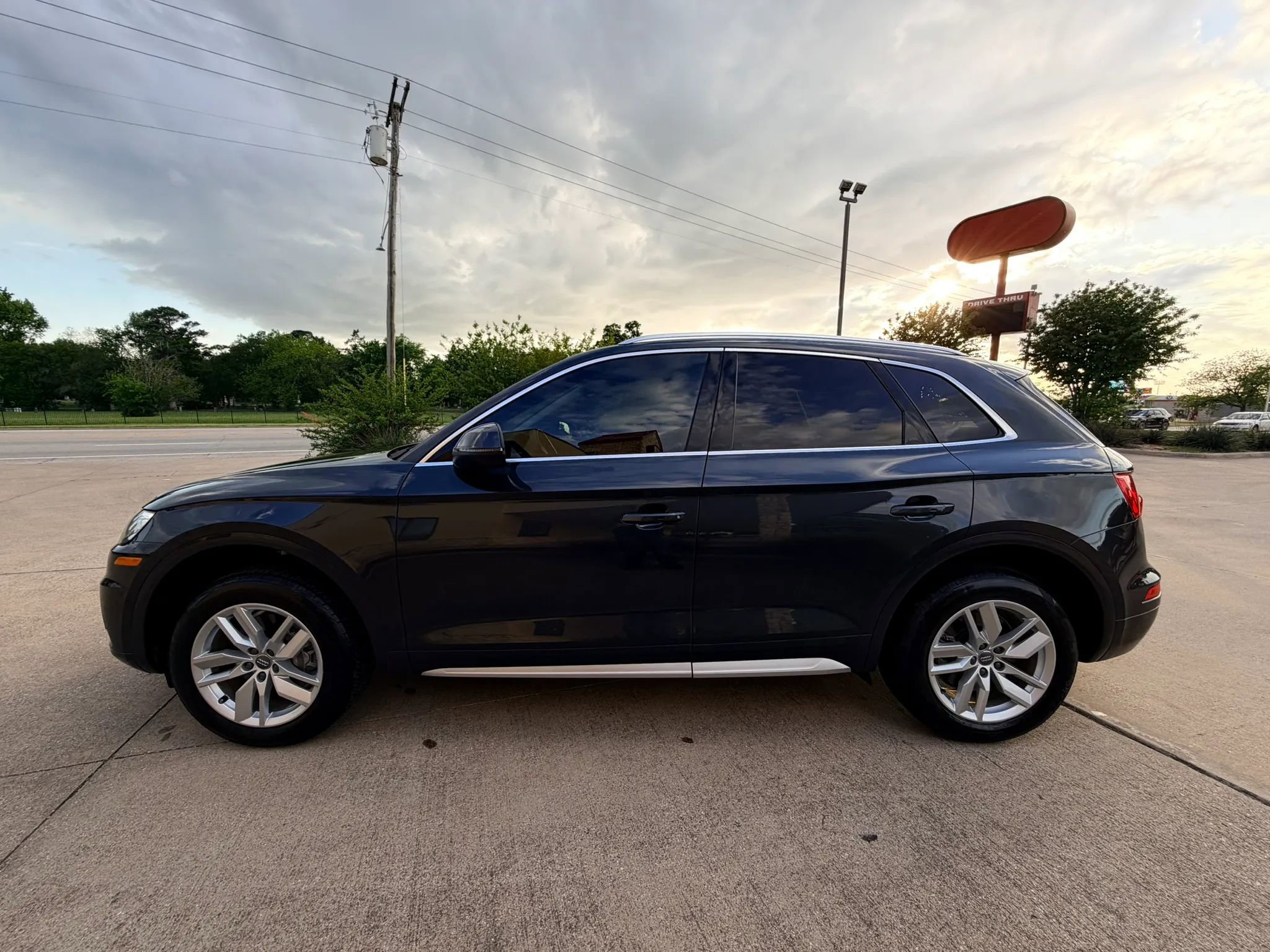 Used 2020 Audi Q5 2.0T Premium w/ Convenience Package AWD/4WD image 2
