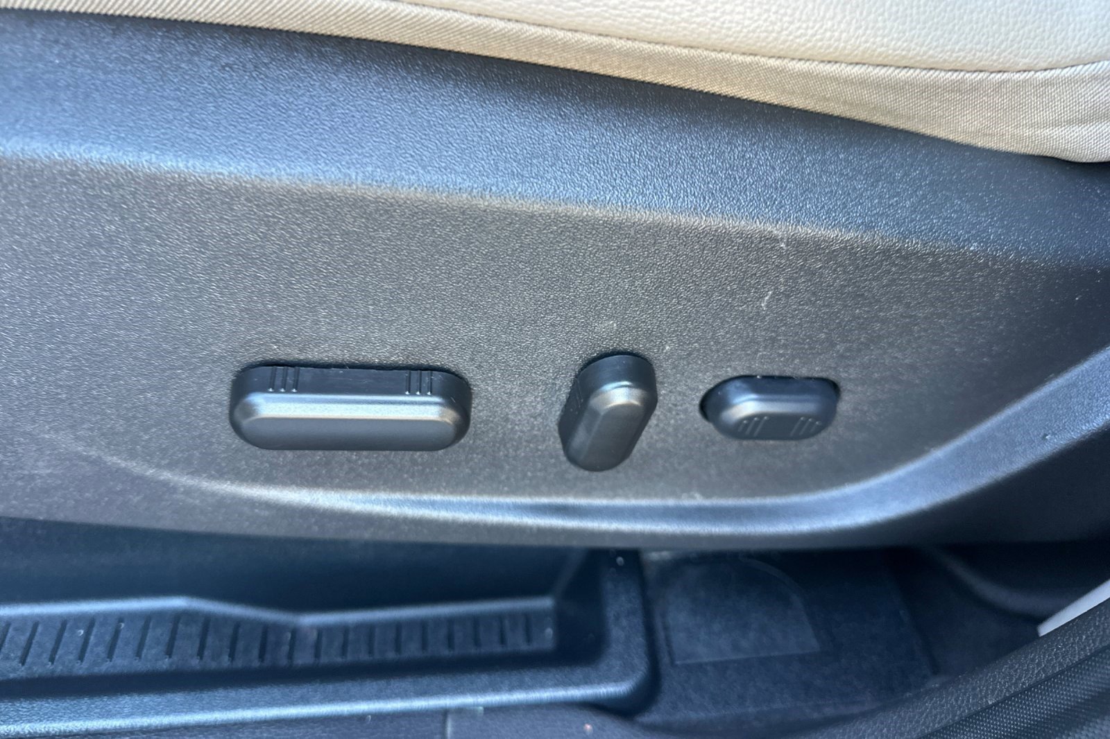 Used 2017 Ford Escape Titanium FWD image 14