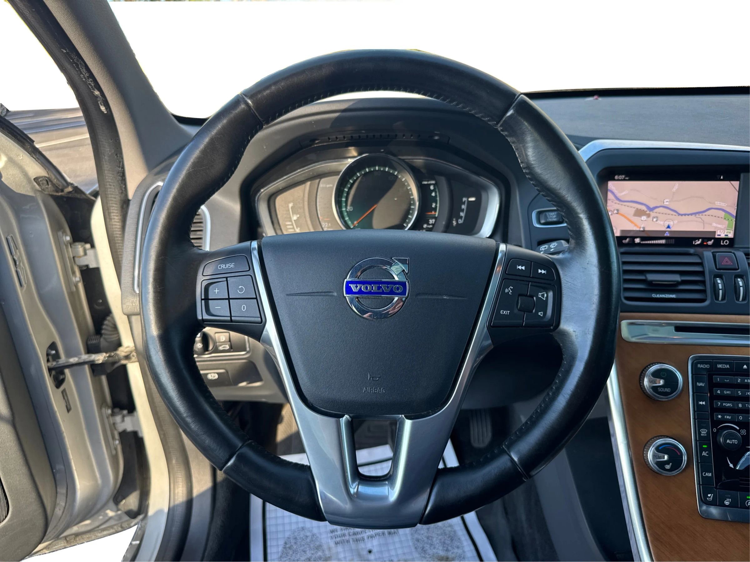 Used 2017 Volvo XC60 T6 Inscription w/ Climate Package AWD/4WD image 19
