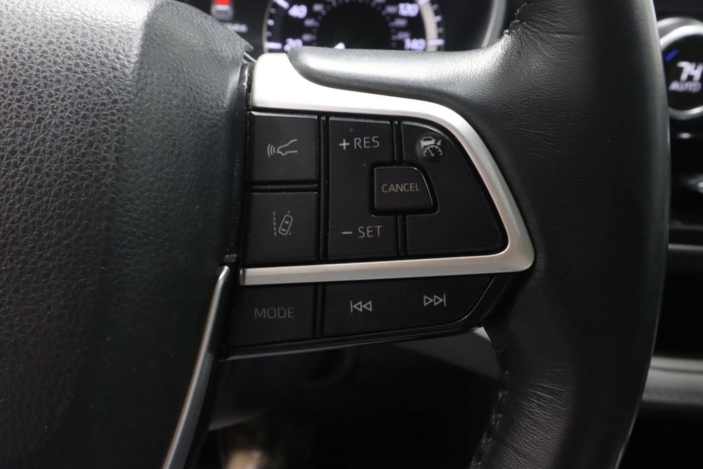 Used 2023 Toyota Highlander XLE FWD image 28
