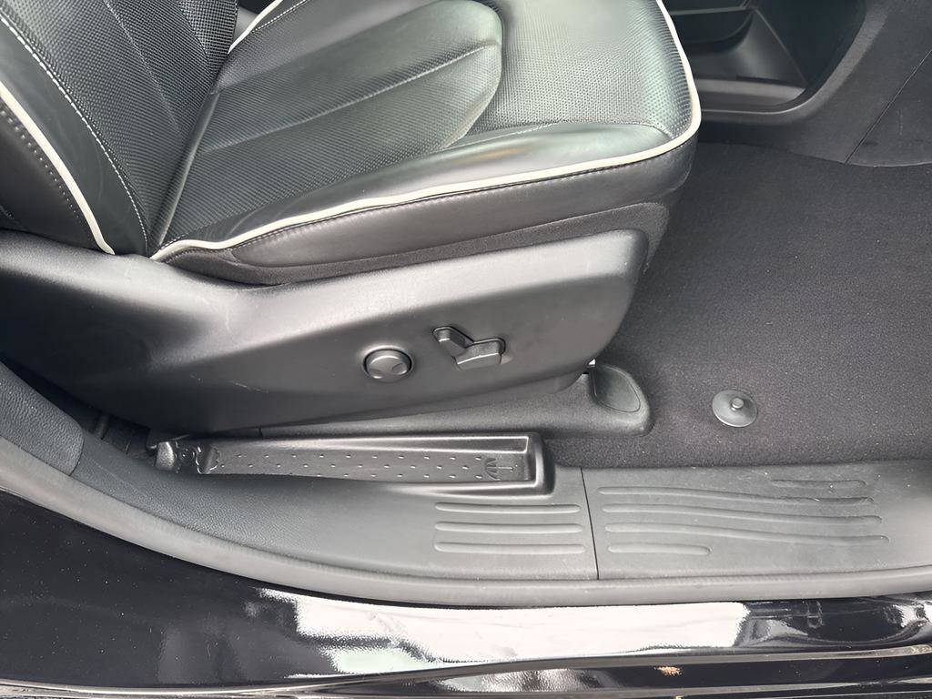 Used 2025 Chrysler Pacifica Limited image 40