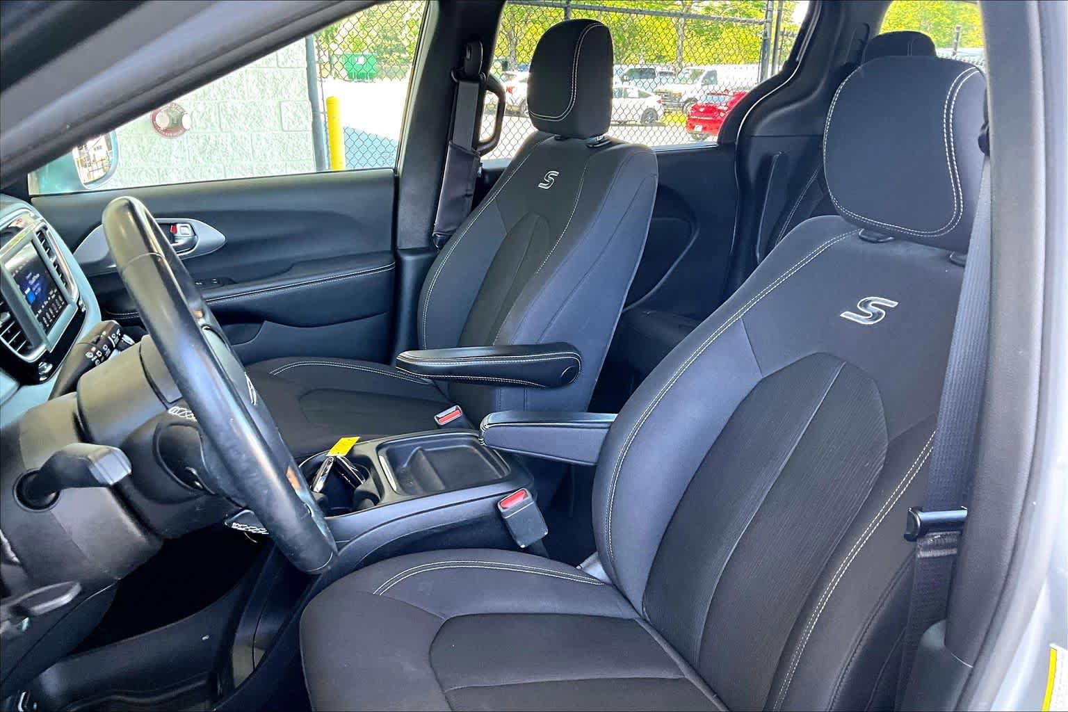 Used 2019 Chrysler Pacifica Touring Plus w/ S Appearance Package FWD image 8