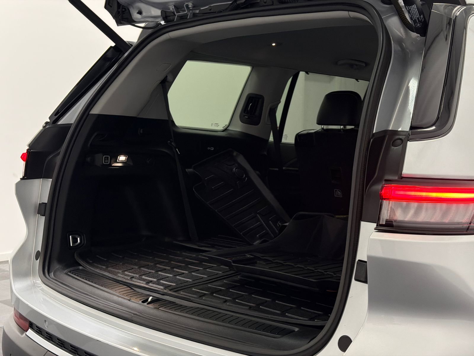 Used 2023 Jeep Grand Cherokee L Limited w/ Luxury Tech Group II image 8