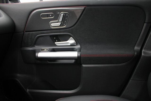 Used 2025 Mercedes-Benz GLA 250 4MATIC image 32