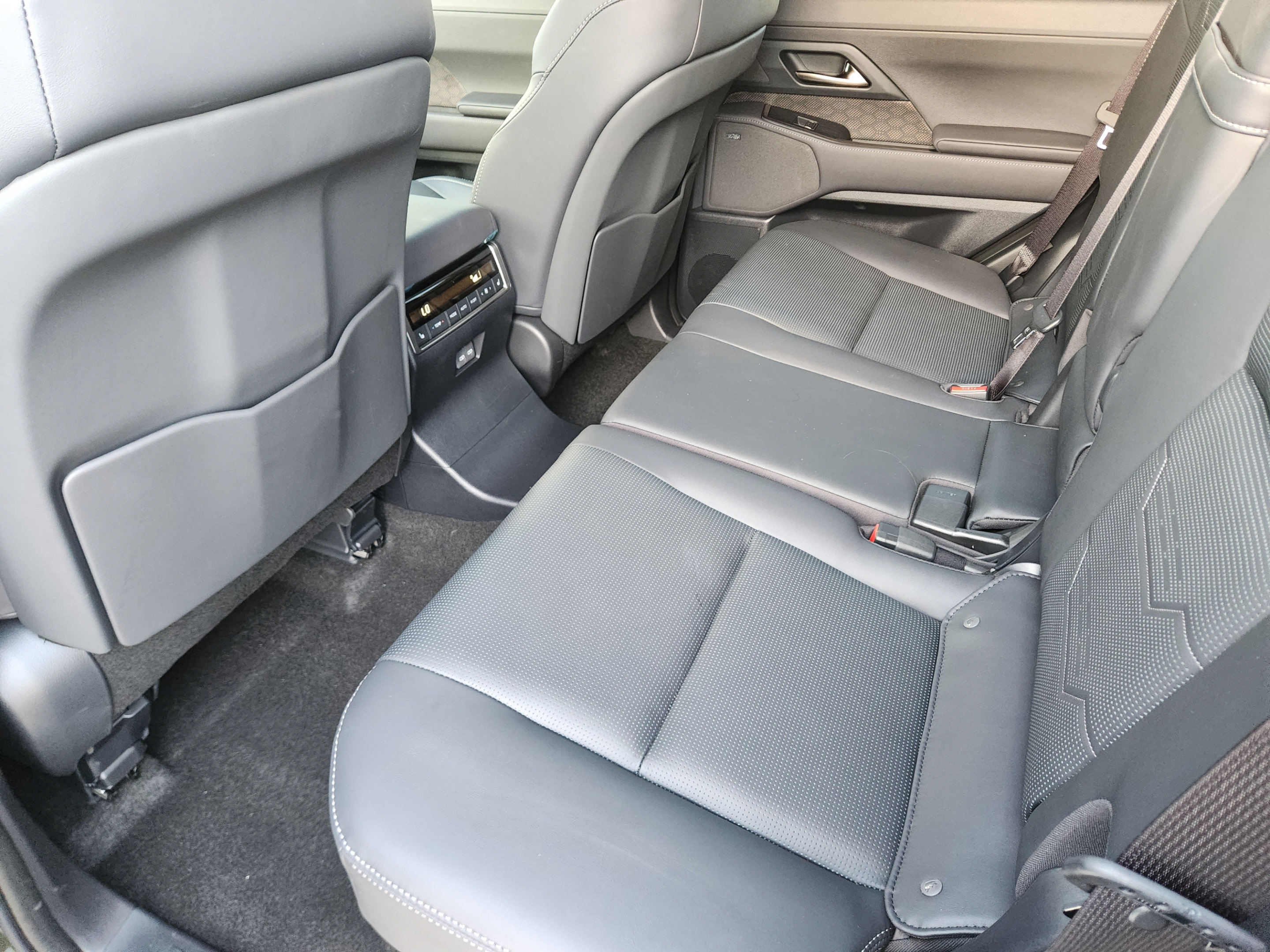 Used 2025 Lexus GX 550 w/ Accessory Package (2T) AWD/4WD image 25