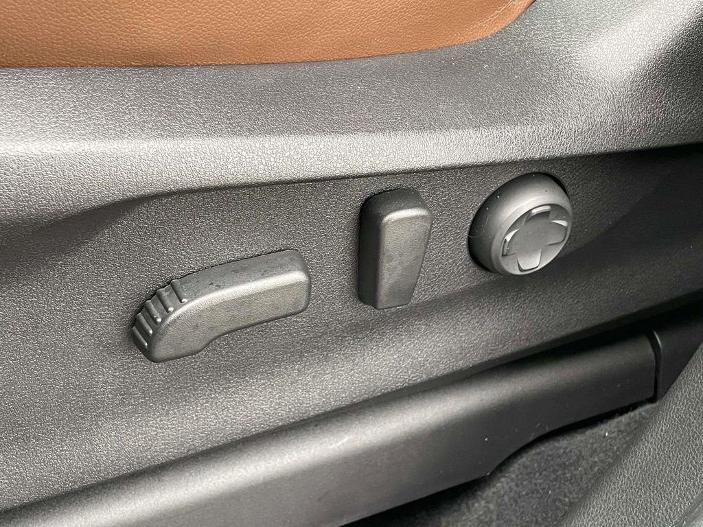 Used 2025 Subaru Ascent Touring w/ Popular Package #2 image 8