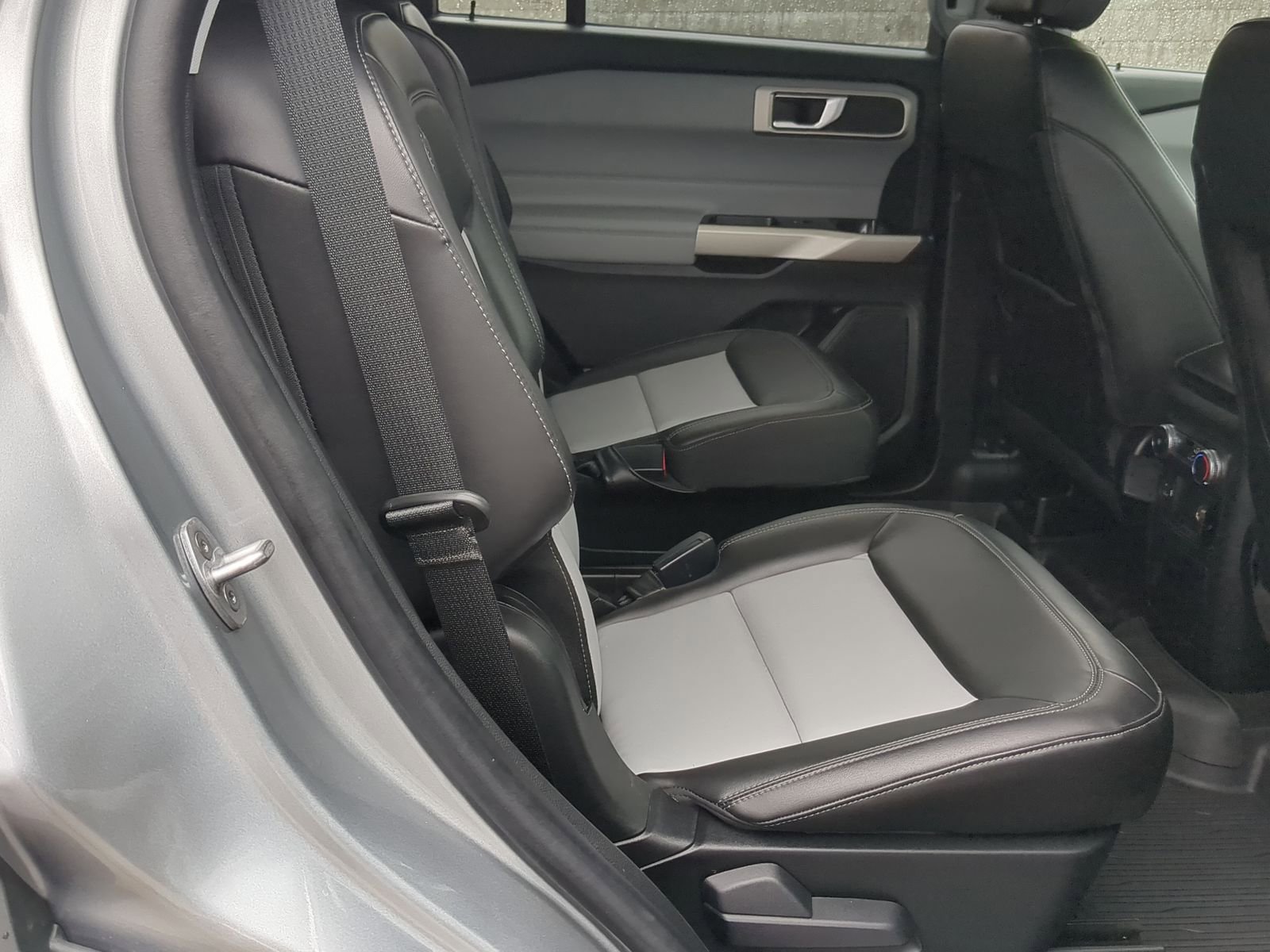 Used 2022 Ford Explorer XLT w/ Equipment Group 202A AWD/4WD image 27