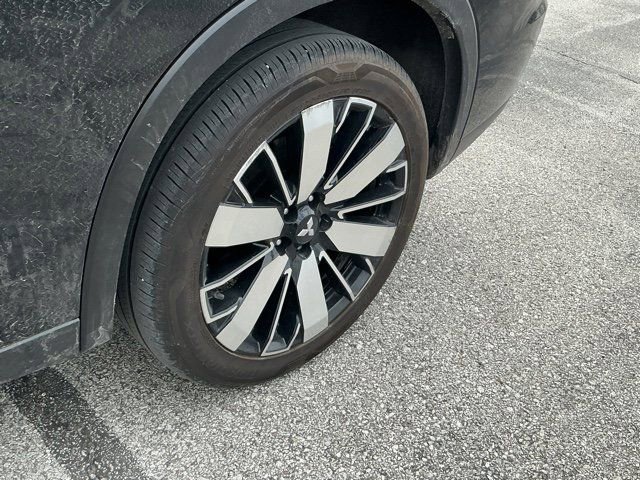 Used 2025 Mitsubishi Outlander SE image 16