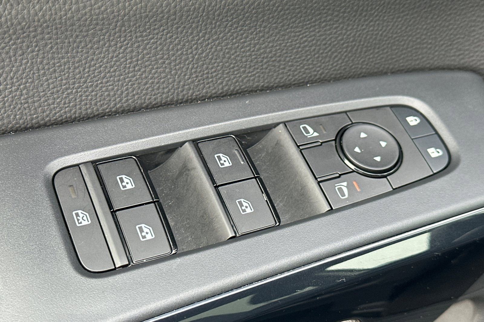 Certified 2025 Nissan Pathfinder SV image 13