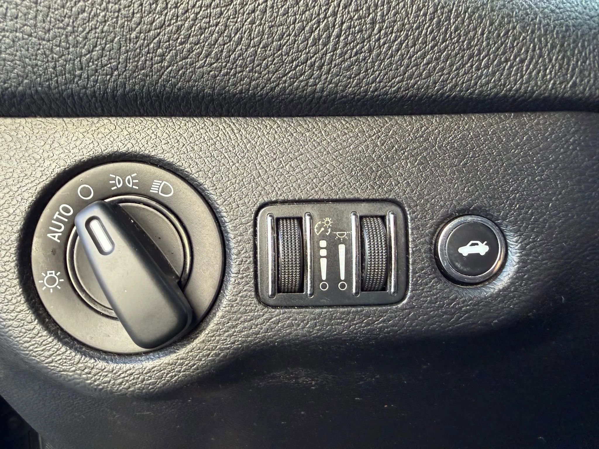 Used 2016 Dodge Challenger SXT image 36