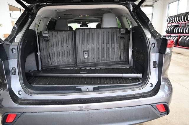 Used 2021 Toyota Highlander XLE AWD/4WD image 33