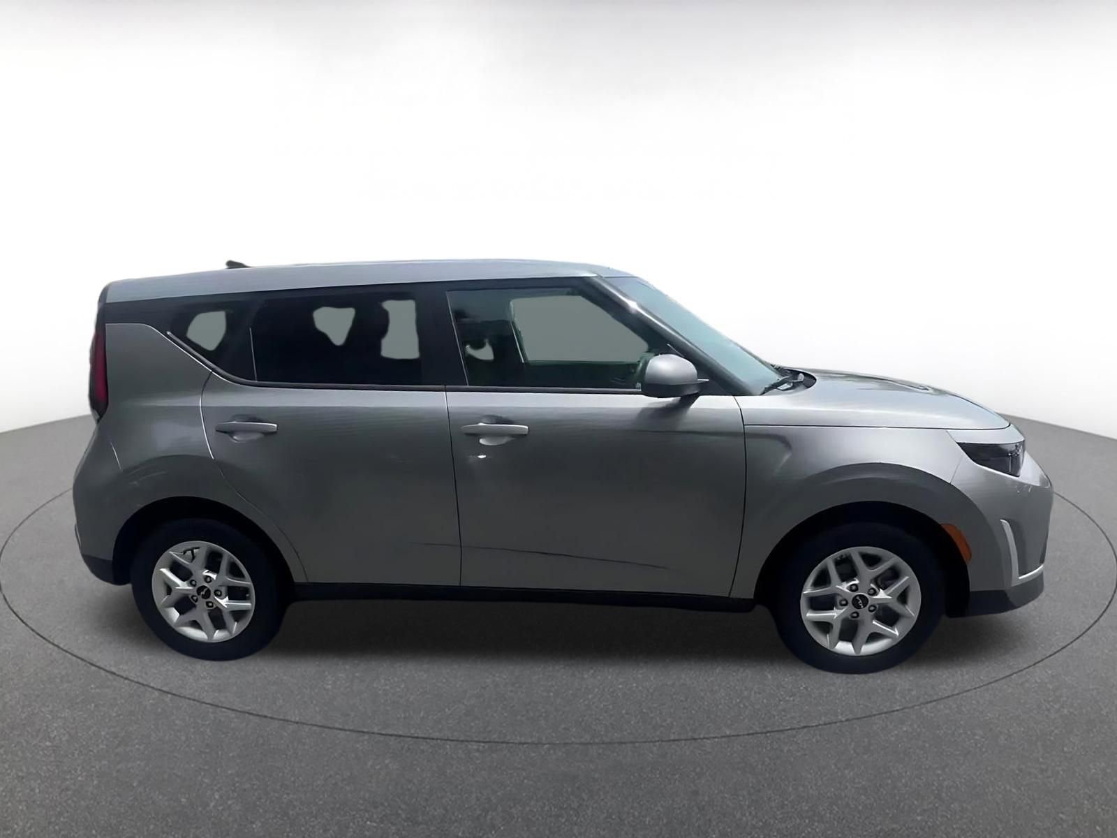 Used 2025 Kia Soul LX w/ LX Technology Package FWD image 16