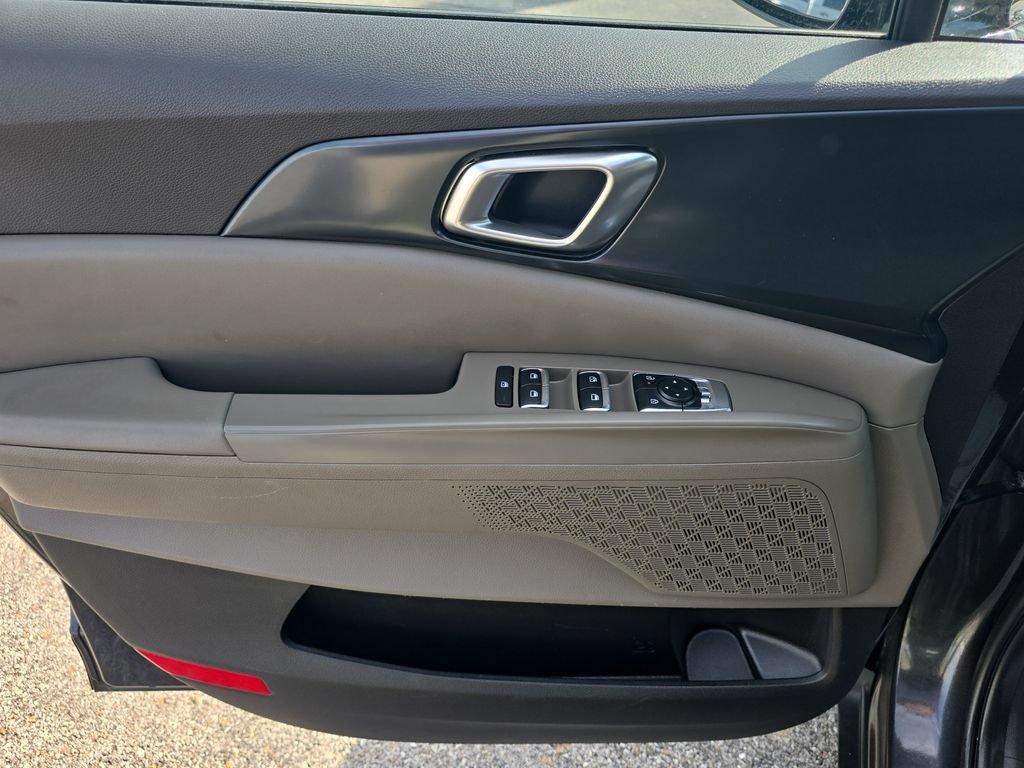Used 2025 Kia Carnival FWD image 23