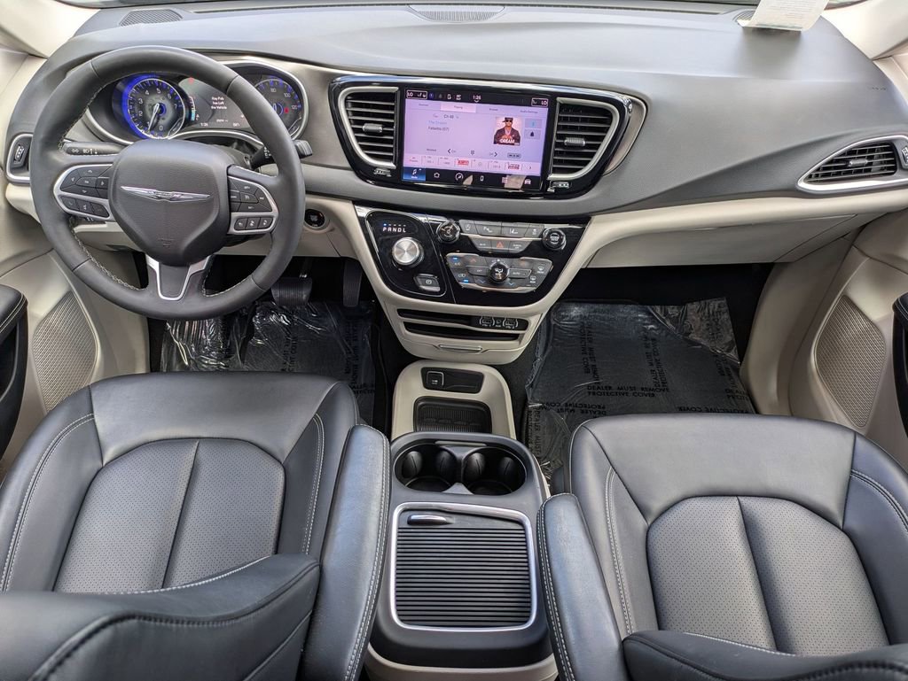 Used 2024 Chrysler Pacifica Touring-L FWD image 24