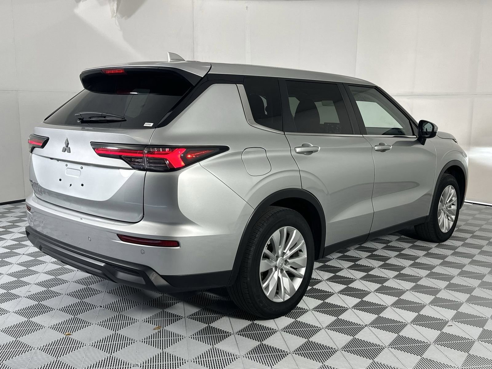 Used 2025 Mitsubishi Outlander ES image 8