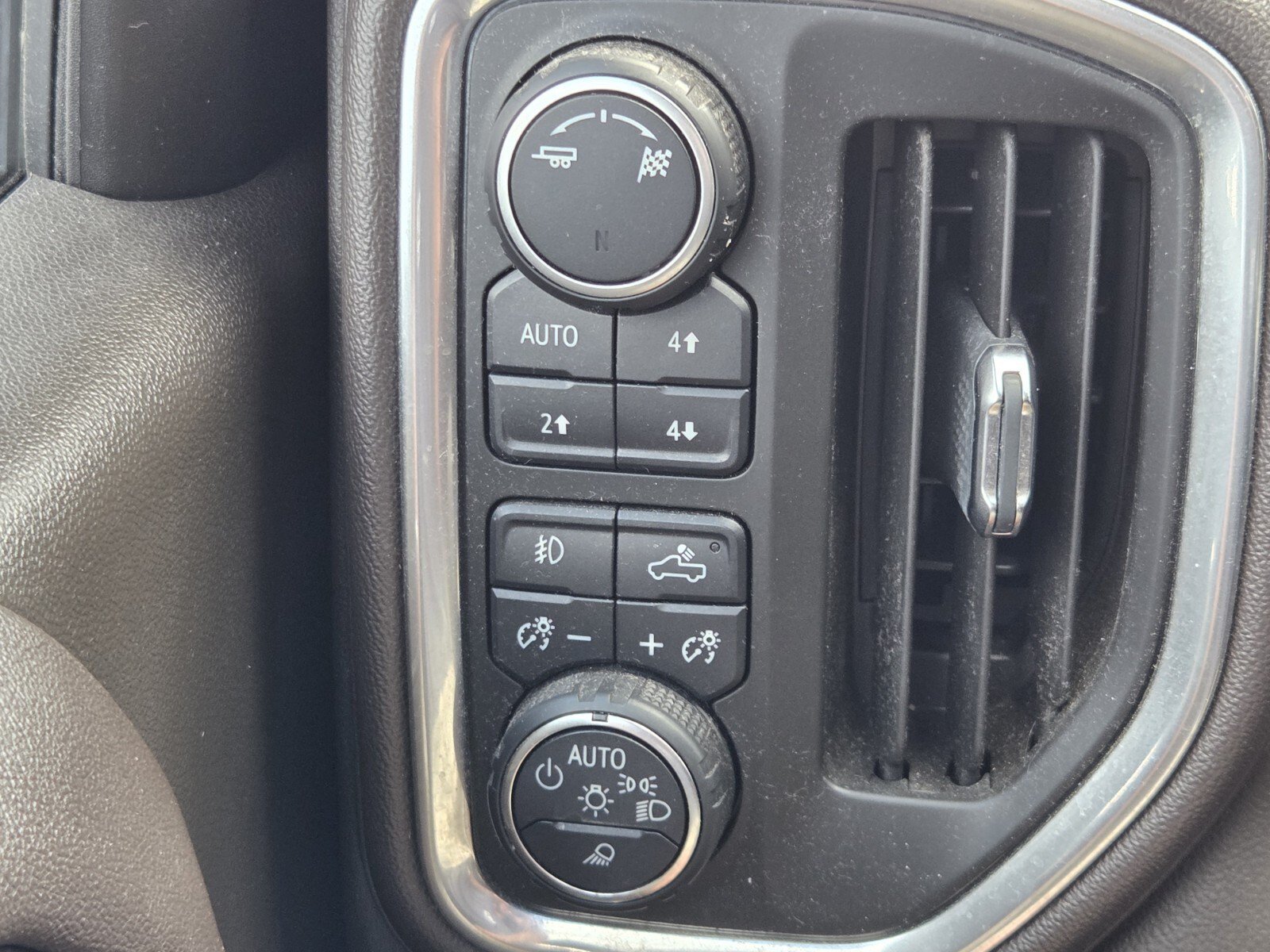 Used 2019 Chevrolet Silverado 1500 LTZ w/ LTZ Plus Package AWD/4WD image 17
