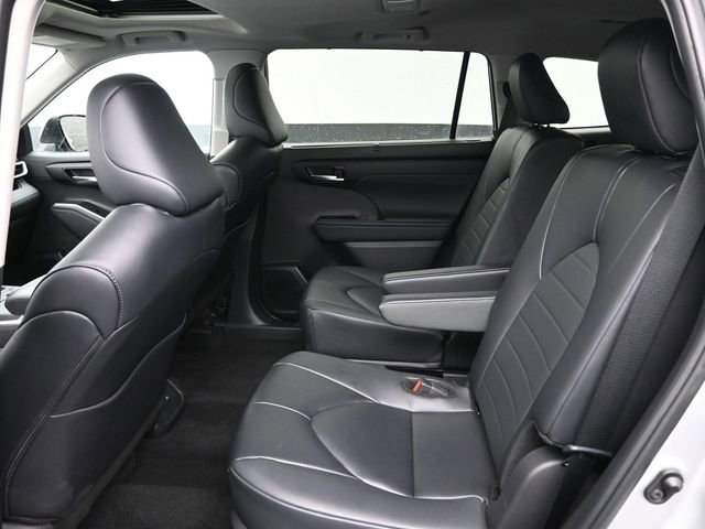 Certified 2024 Toyota Highlander XLE image 32