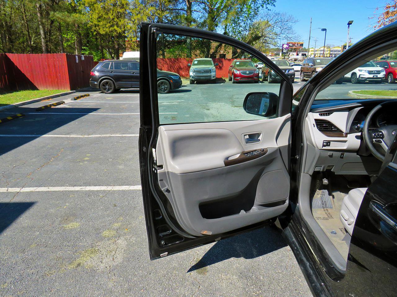 Used 2019 Toyota Sienna XLE FWD image 13