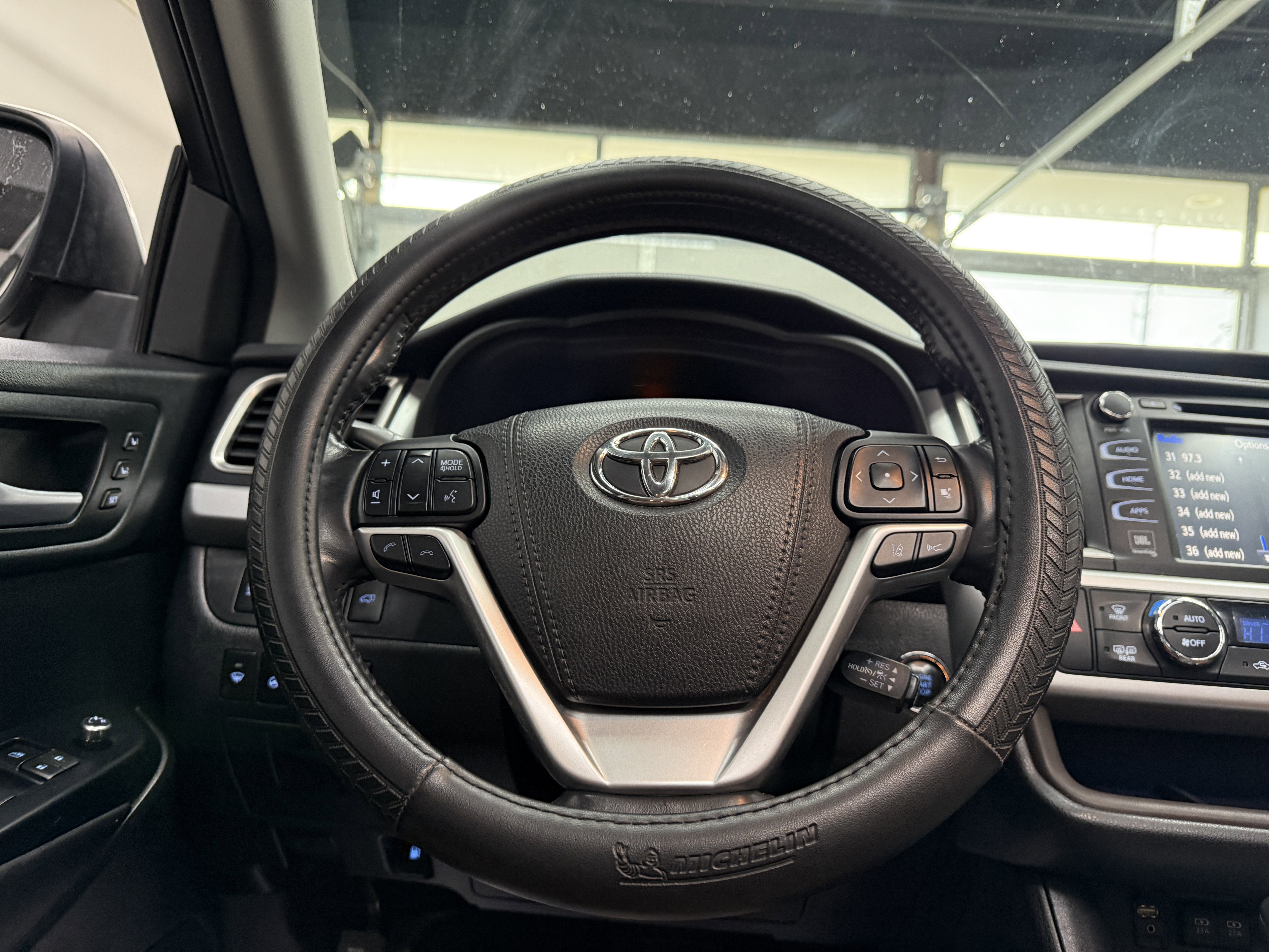 Used 2017 Toyota Highlander Limited image 13