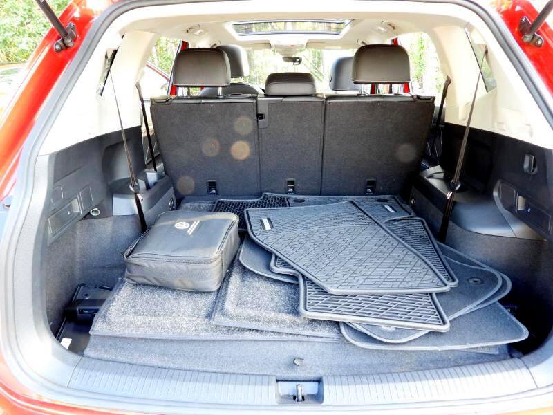 Used 2023 Volkswagen Tiguan SE w/ Panoramic Sunroof Package image 28