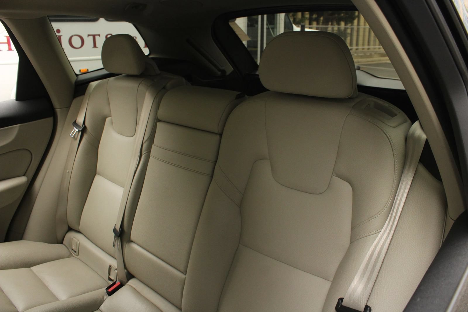 Used 2019 Volvo XC60 T5 Momentum w/ Multimedia Package AWD/4WD image 18
