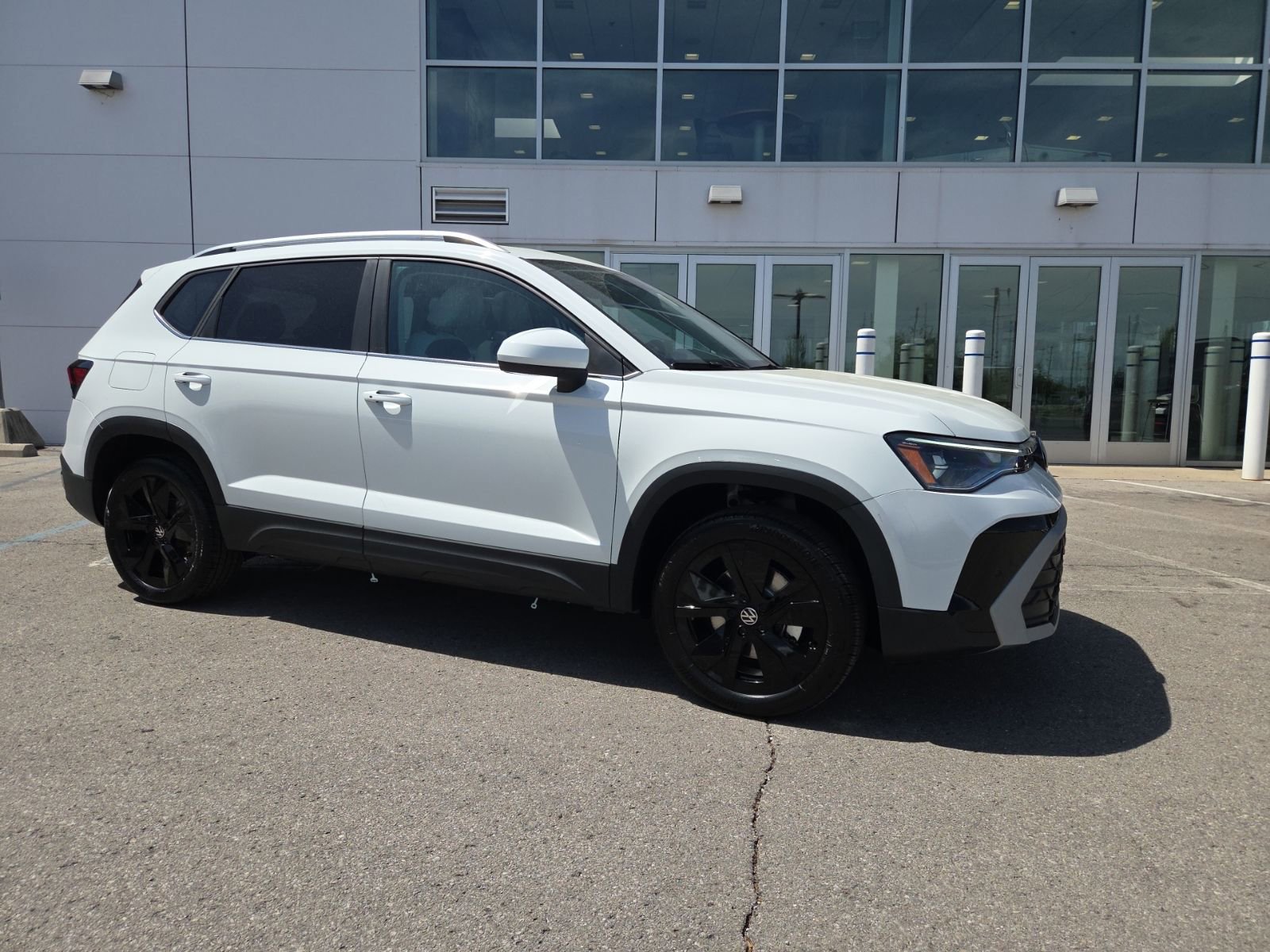 New 2026 Volkswagen Taos SE FWD image 3