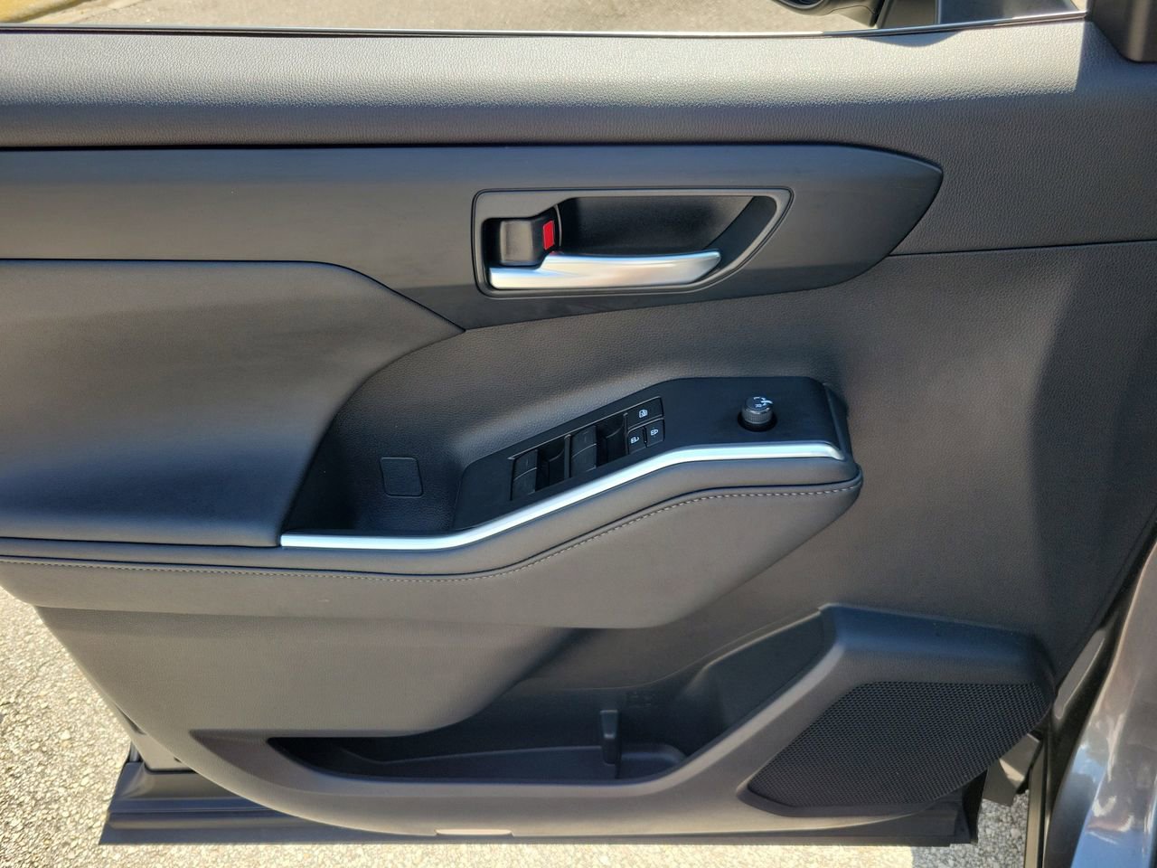 Used 2023 Toyota Highlander XLE FWD image 13