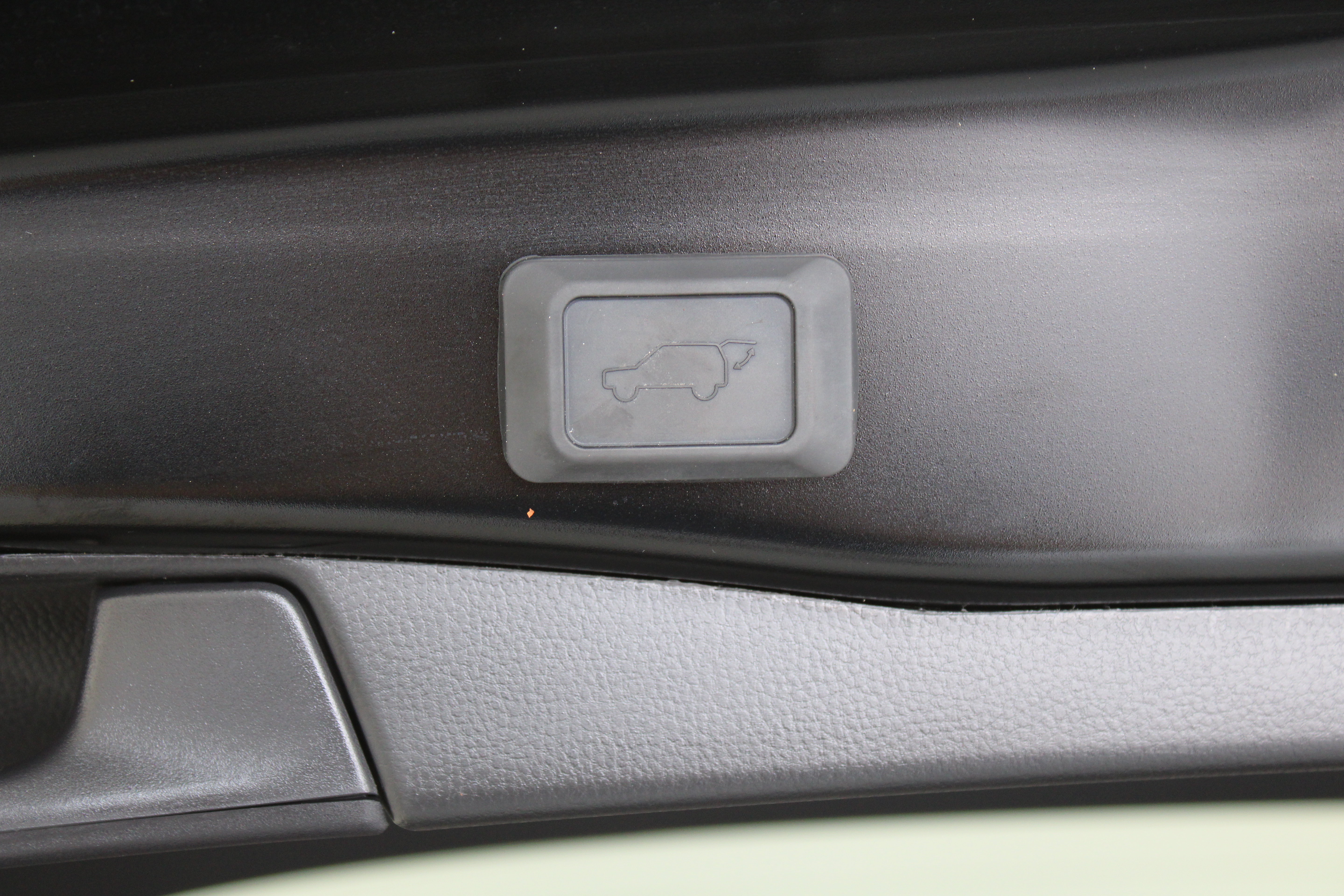 Used 2025 Toyota RAV4 Limited FWD image 34