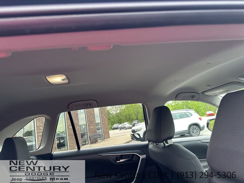 Used 2025 Toyota RAV4 XLE AWD/4WD image 17