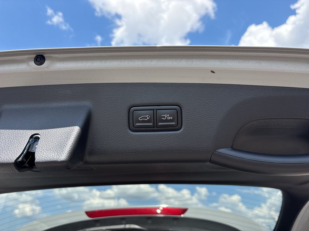 Used 2024 Kia Carnival EX FWD image 21