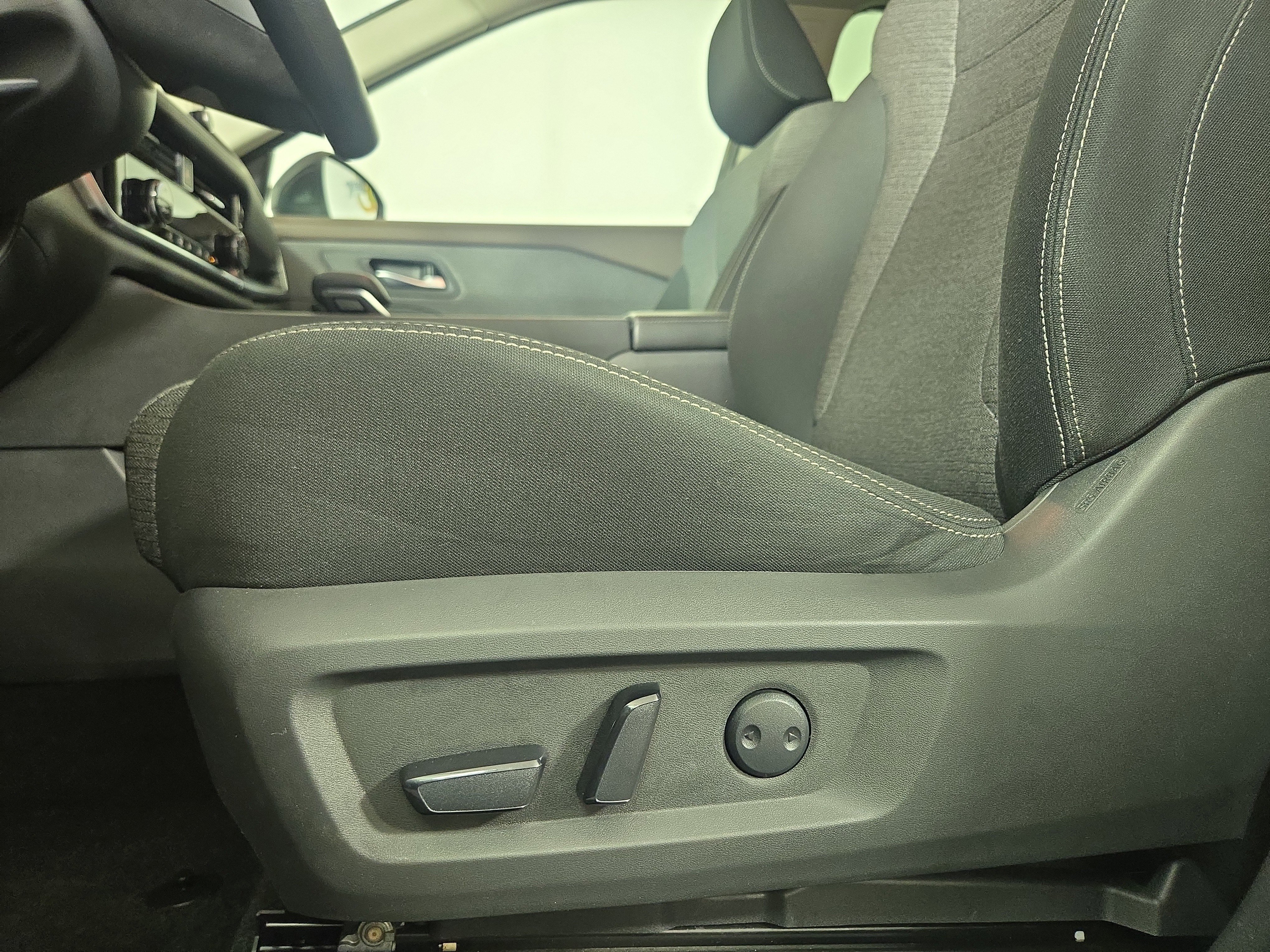 Used 2023 Nissan Rogue SV image 27