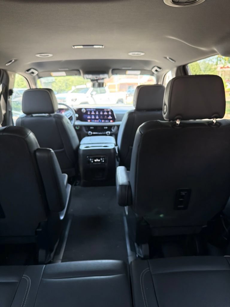 Used 2025 Chevrolet Suburban Premier AWD/4WD image 17