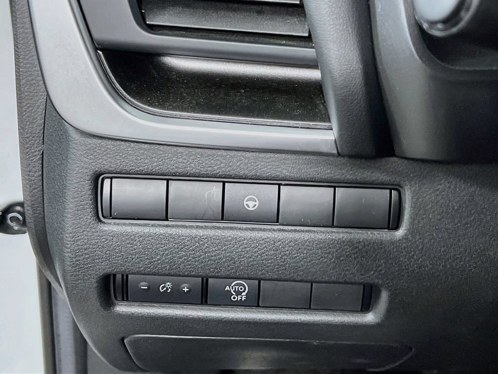 Used 2023 Nissan Rogue SV AWD/4WD image 9