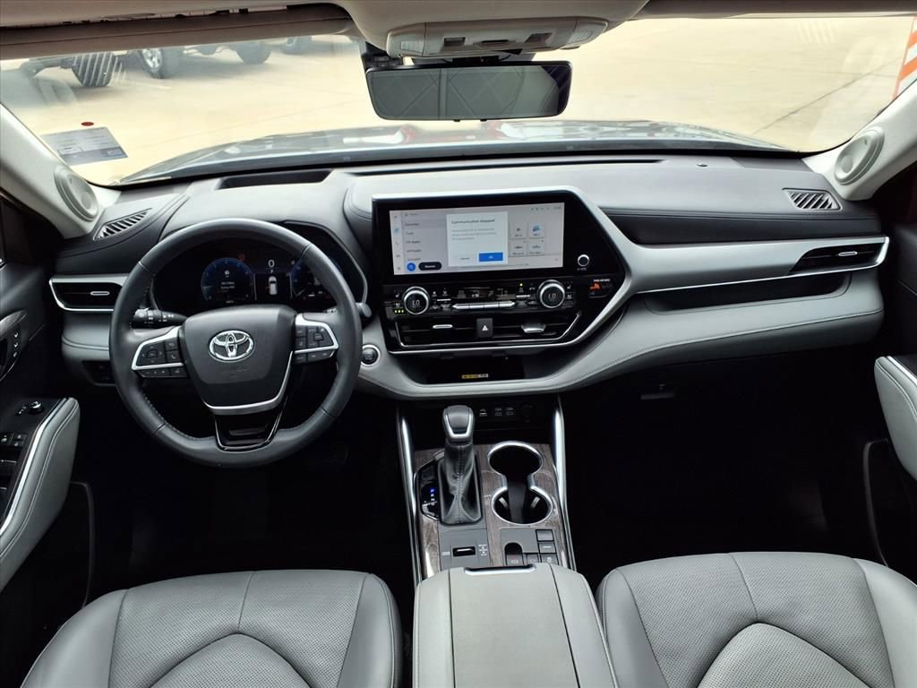 Used 2024 Toyota Highlander Platinum image 9