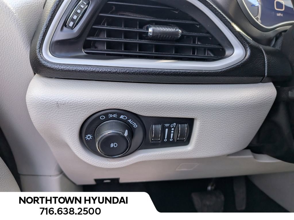 Used 2024 Chrysler Pacifica Touring-L image 28