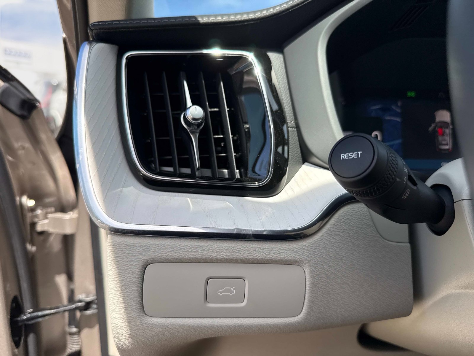 Used 2026 Volvo XC60 B5 Ultra w/ Protection Package Premier image 34