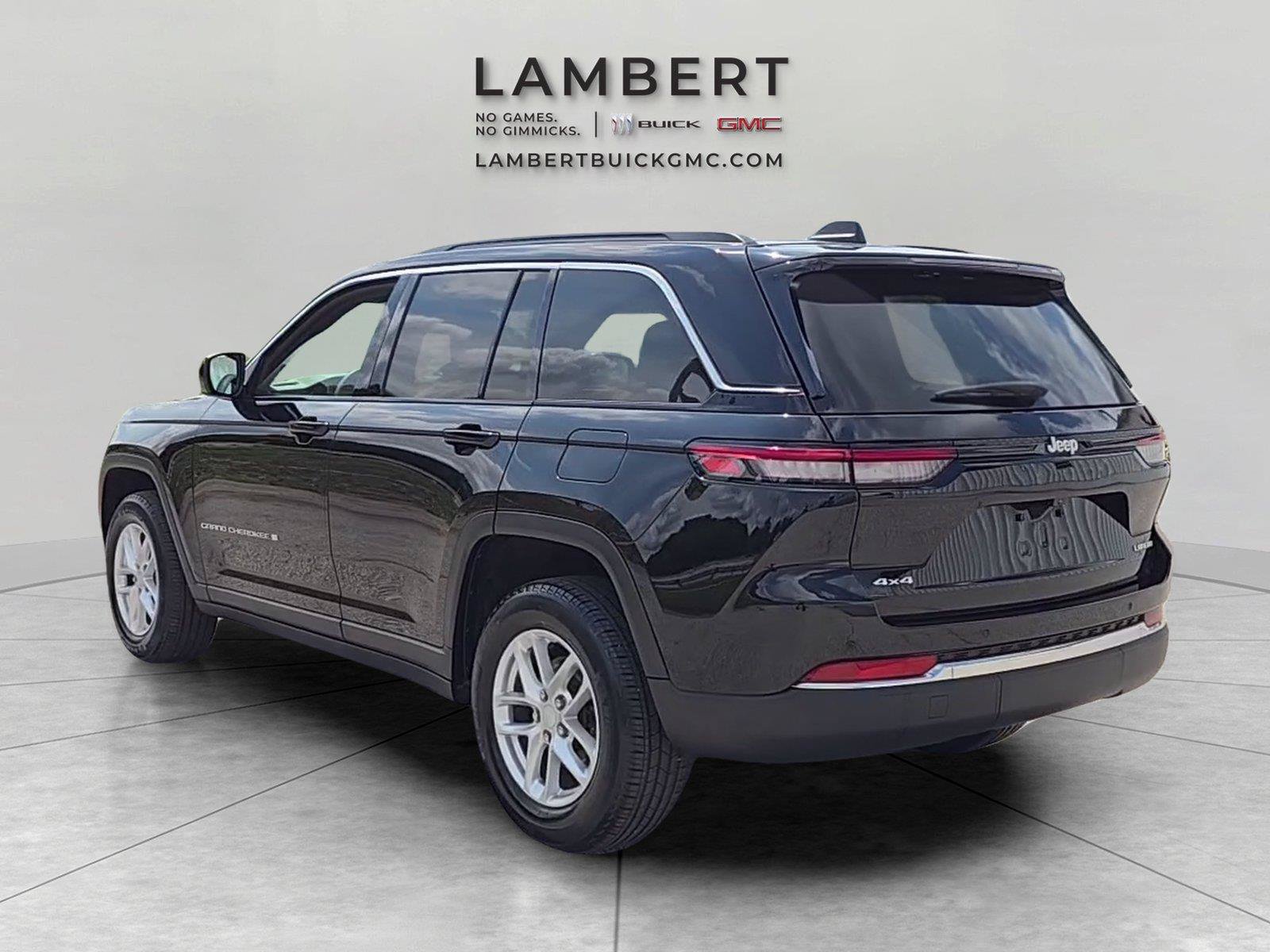 Used 2024 Jeep Grand Cherokee Laredo X AWD/4WD image 3