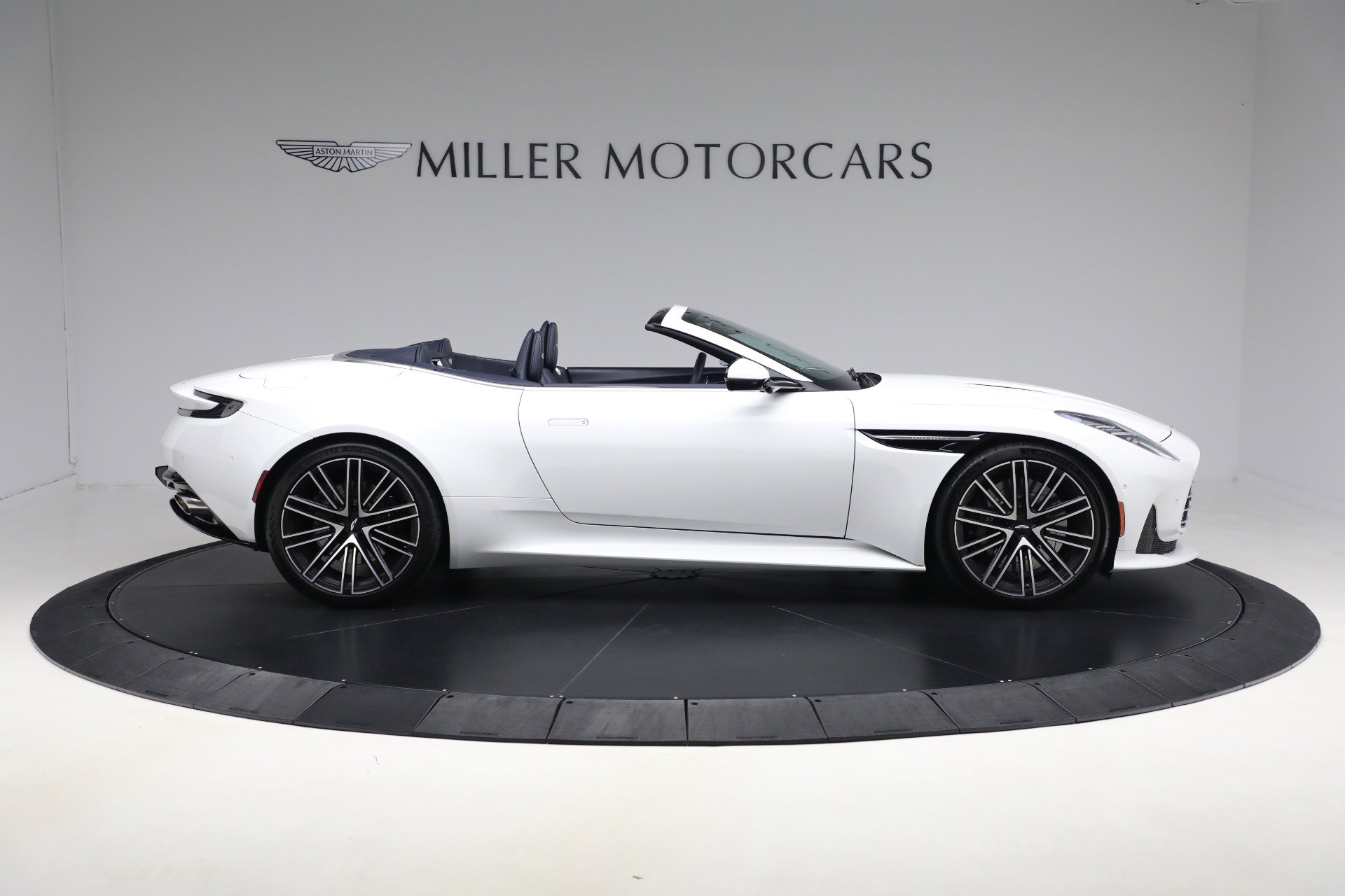 Used 2024 Aston Martin DB12 Convertible image 9