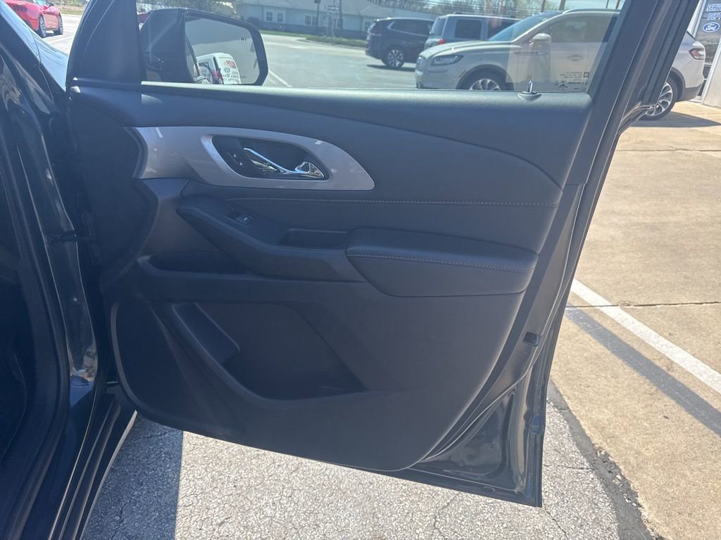 Used 2020 Chevrolet Traverse LT image 32