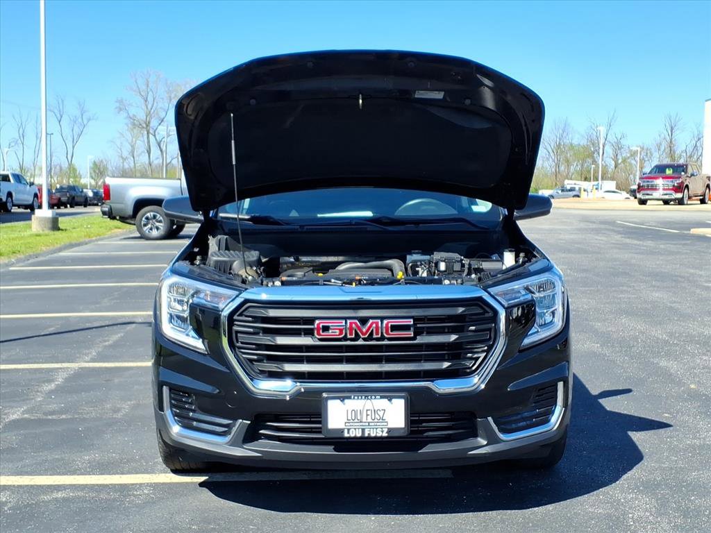 Used 2024 GMC Terrain SLE image 32