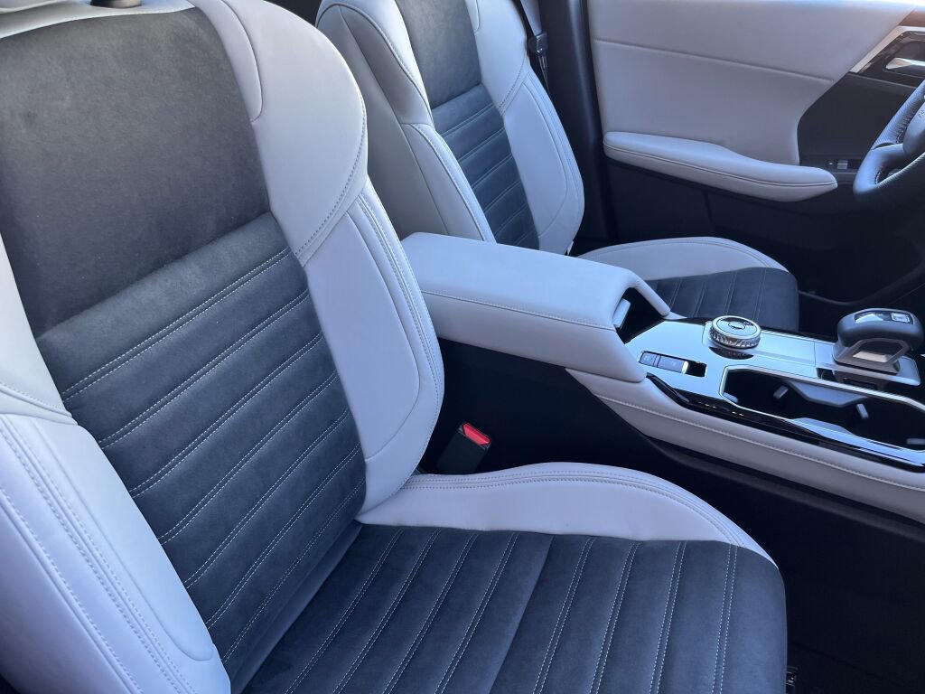 New 2025 Mitsubishi Outlander SE image 28