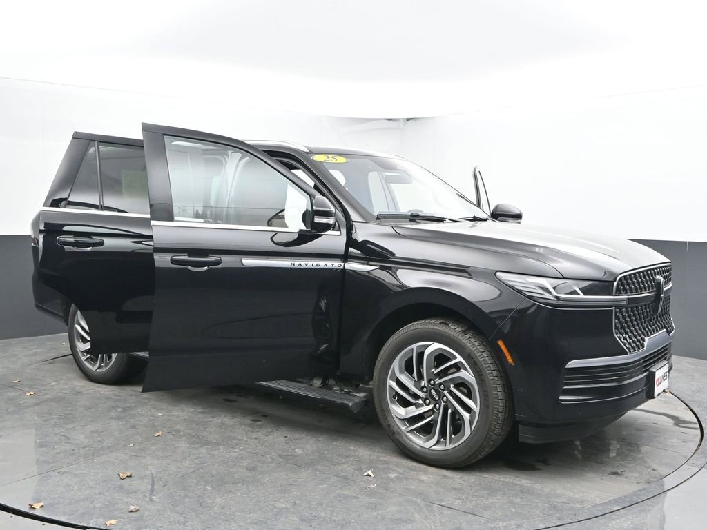 Used 2025 Lincoln Navigator Reserve image 55
