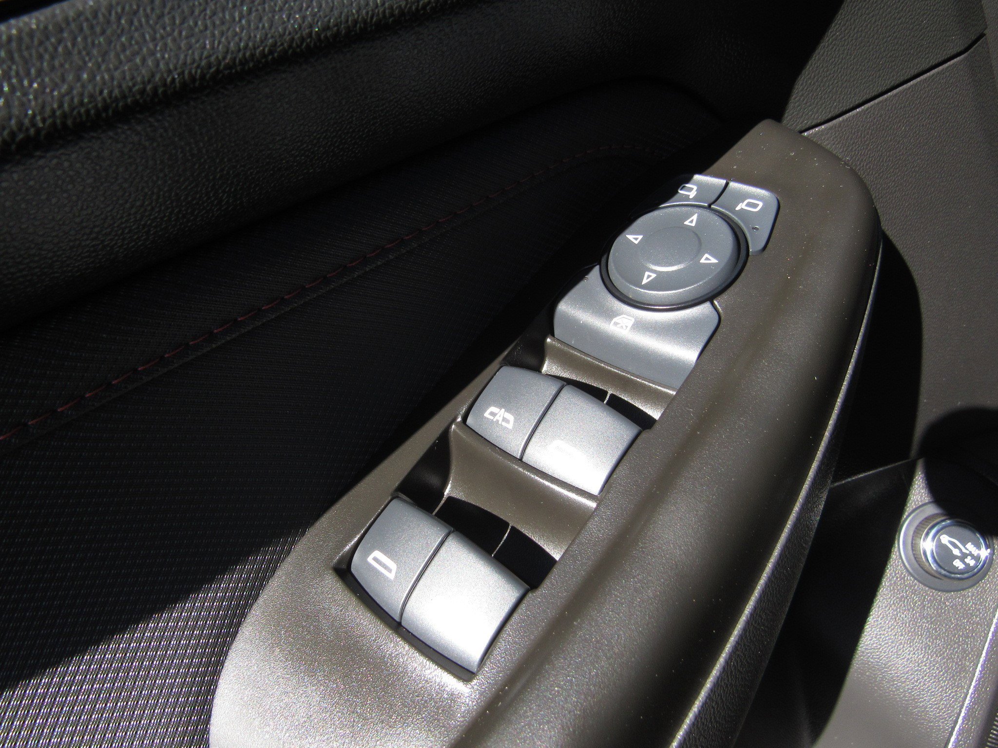 Used 2023 Chevrolet TrailBlazer RS w/ Sun and Liftgate Package image 24