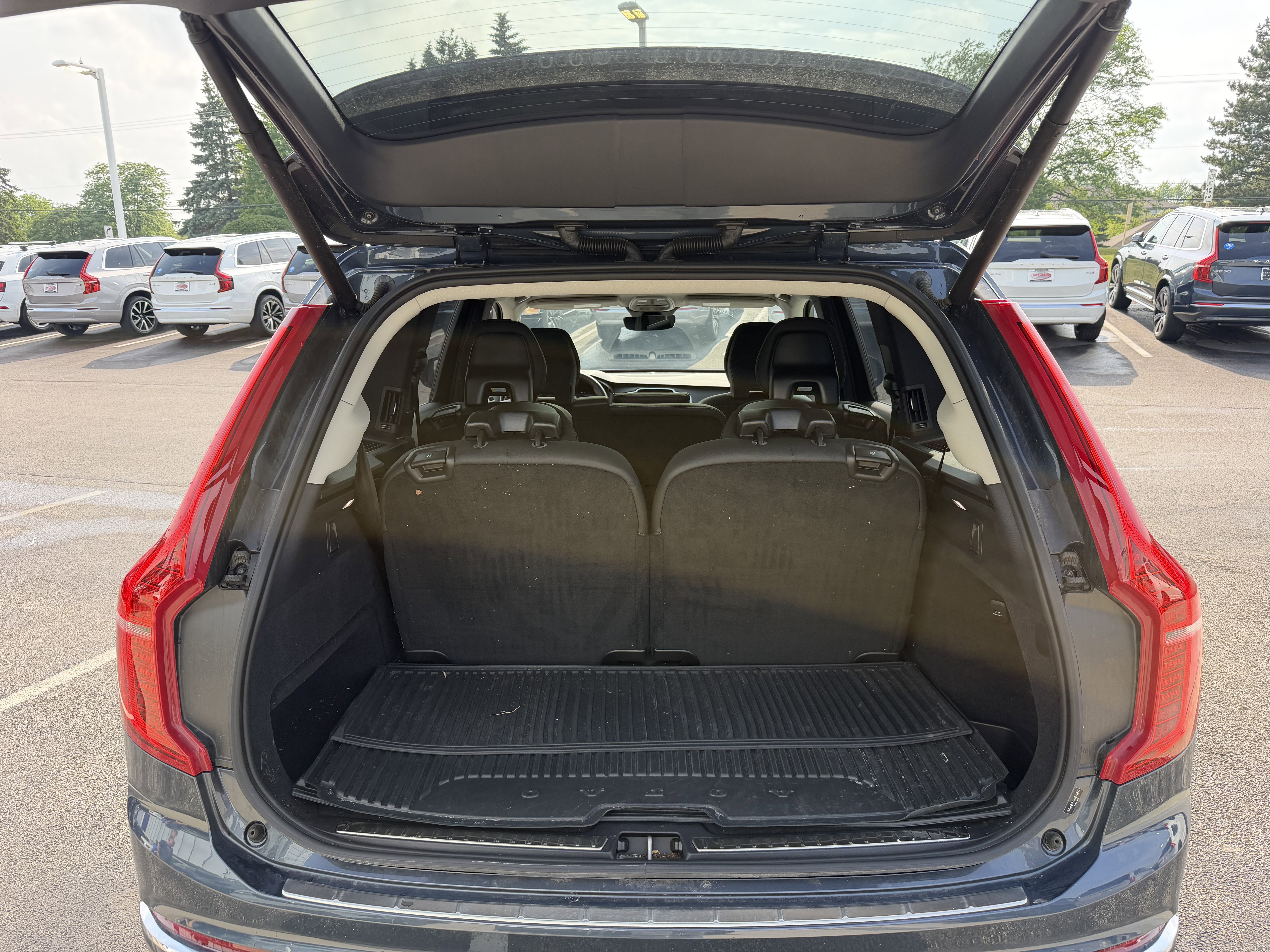 Used 2025 Volvo XC90 T8 Plus w/ Protection Package Premier AWD/4WD image 10